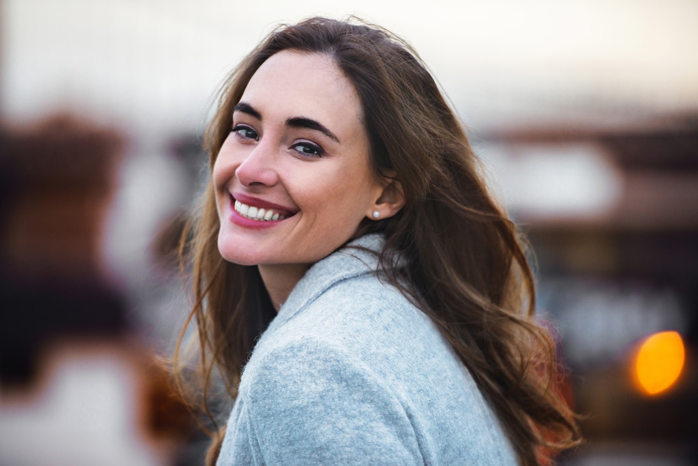 Close-up,Portrait,Of,Beautiful,Caucasian,Woman,With,Charming,Smile,Walking